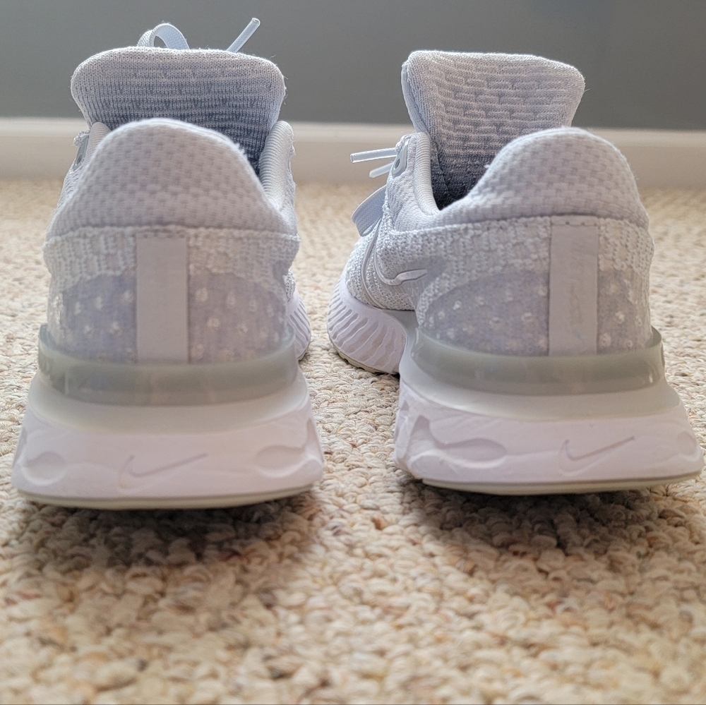 Nike Women's Light Gray React Infinity Flyknit - Picture 10 of 10